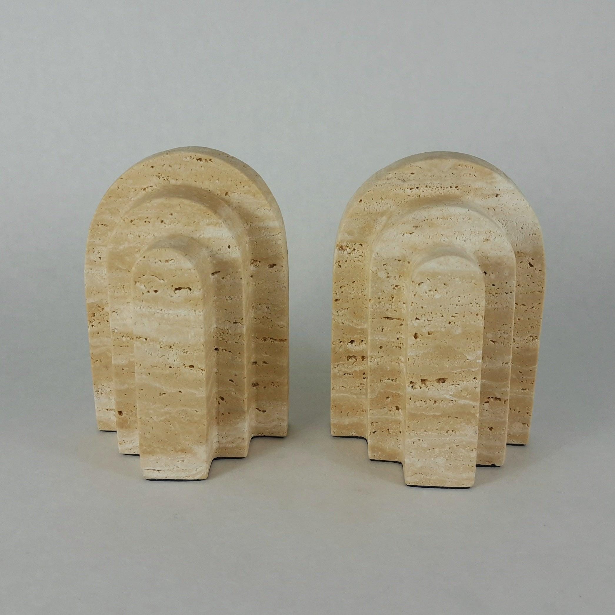 Travertin Buchstützen Set „Vault“