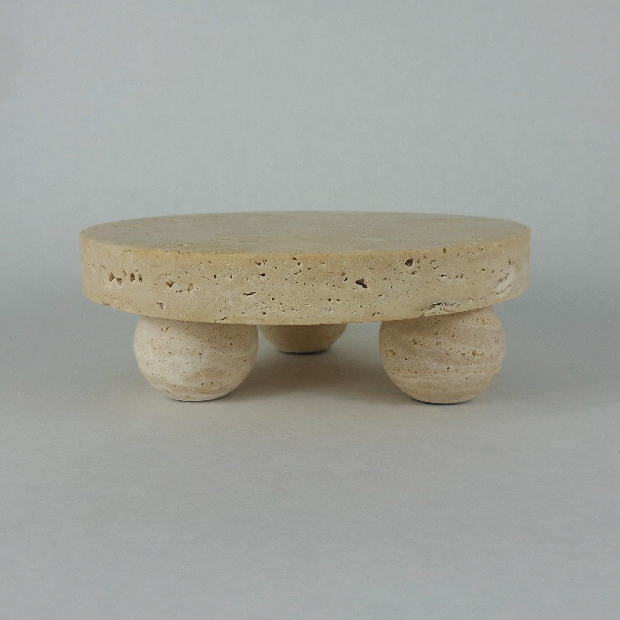 Travertin Podest „Base“ – Rundes Naturstein Podest mit Kugelfüßen | Skulpturales Display Ø23 cm