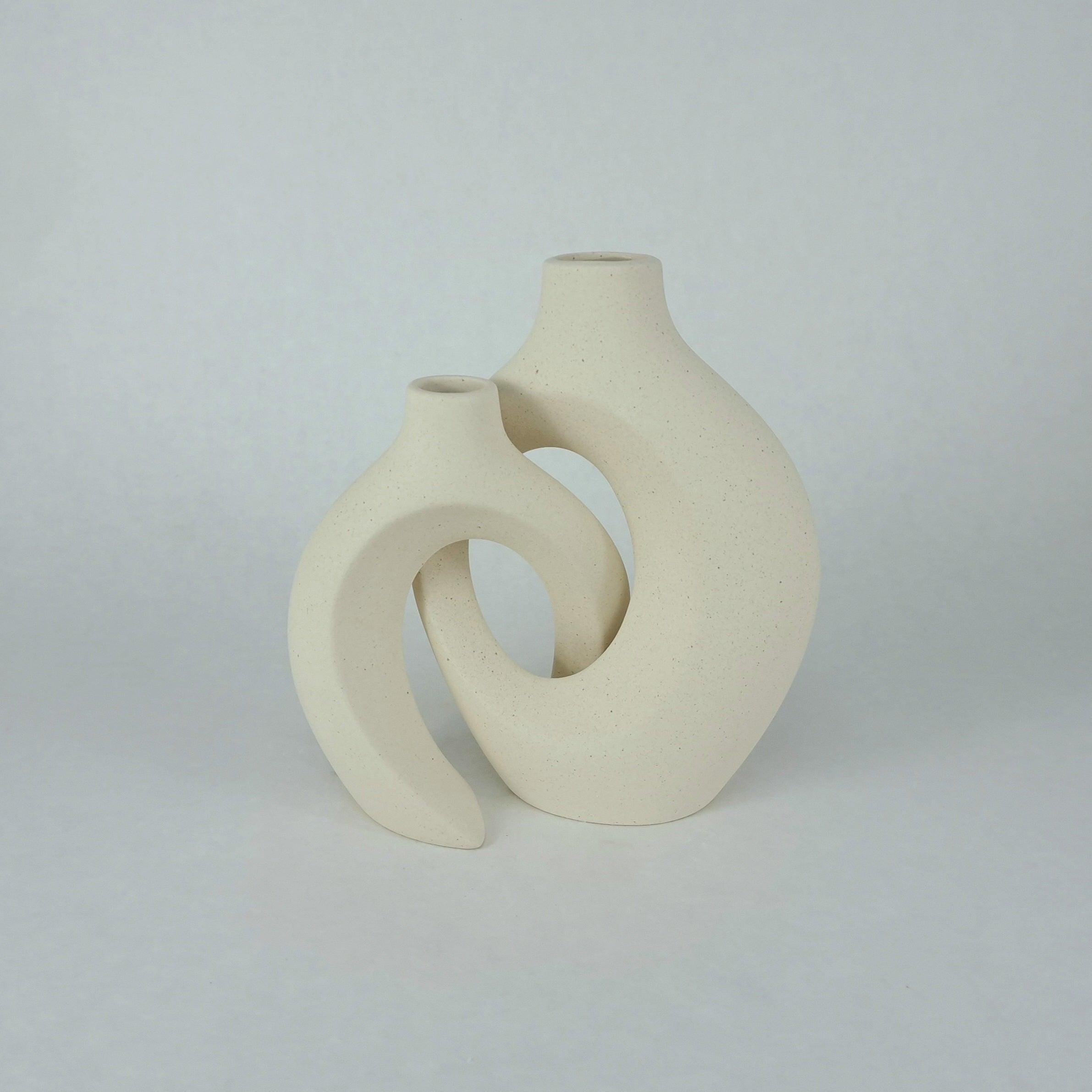 Design Vase „Nahla“ – Skulpturale Keramikvase Sand | Moderne Vase mit Doppelöffnung