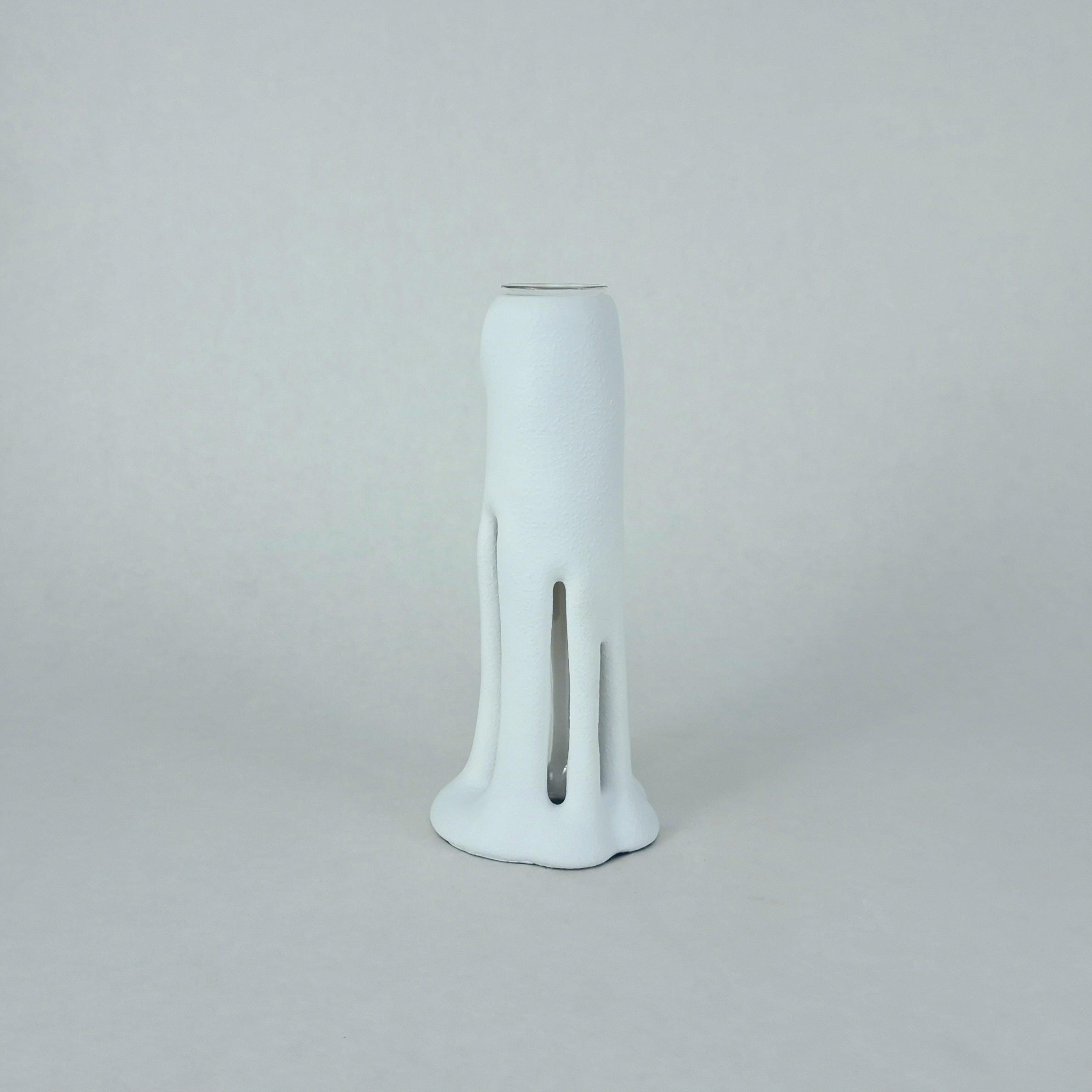 Design Vase „Lique“ – Weiße Resin Vase mit Glaszylinder | Skulpturale Deko Vase Modern