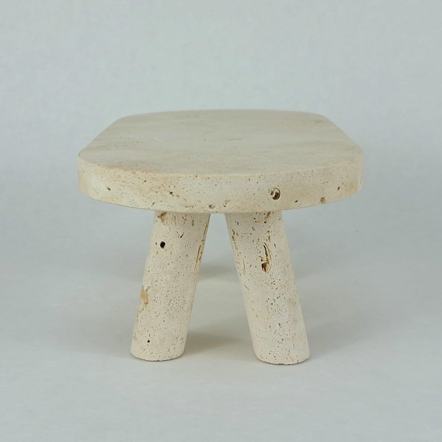 Travertin Podest „Burj“ – Naturstein Display mit 4 Säulen | Dekopodest Beige 30×15 cm