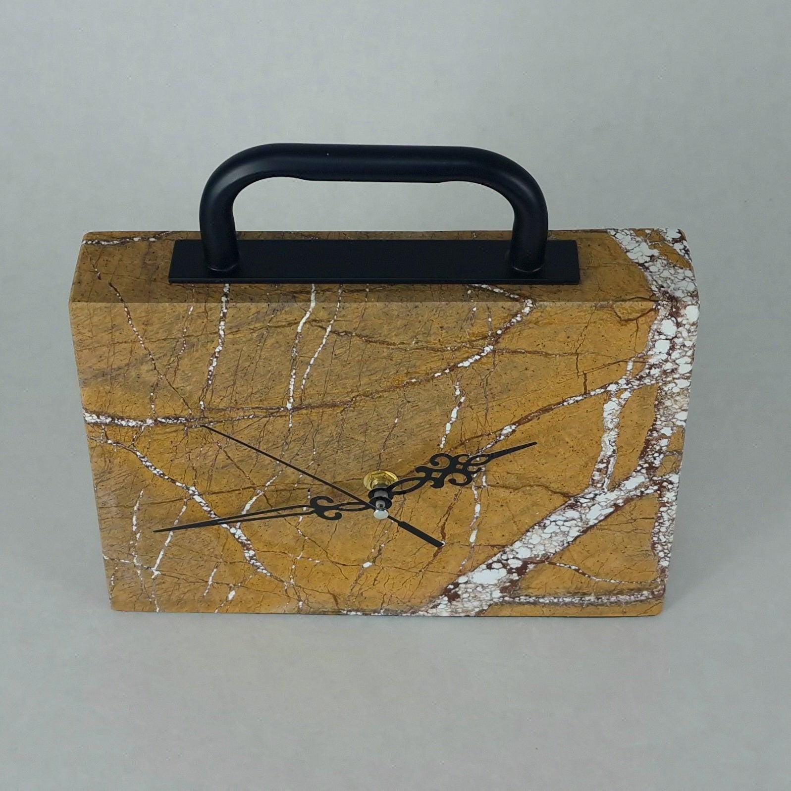 Marmor Tischuhr „Amber Vein“ – Naturstein Uhr Goldbraun | Design Deko Uhr mit weißen Adern