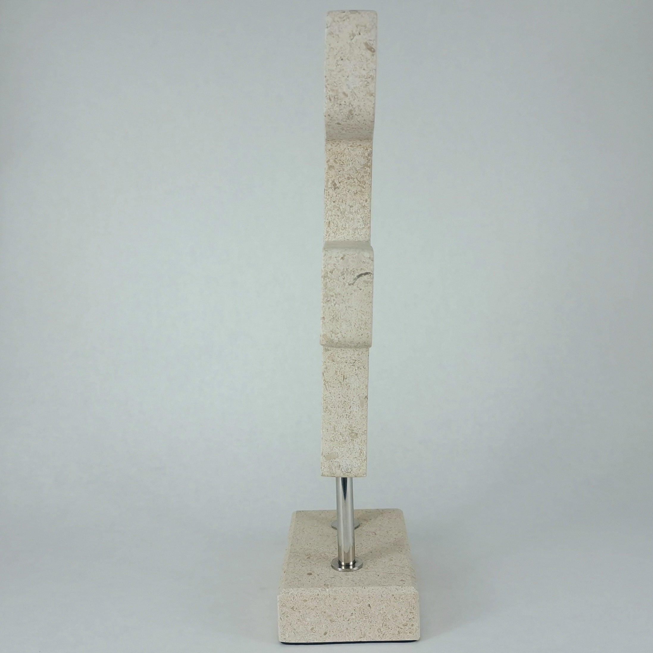 Kalkstein Skulptur „Forma“ – Moderne Naturstein Figur mit Metallsockel | Geometrische Kunst