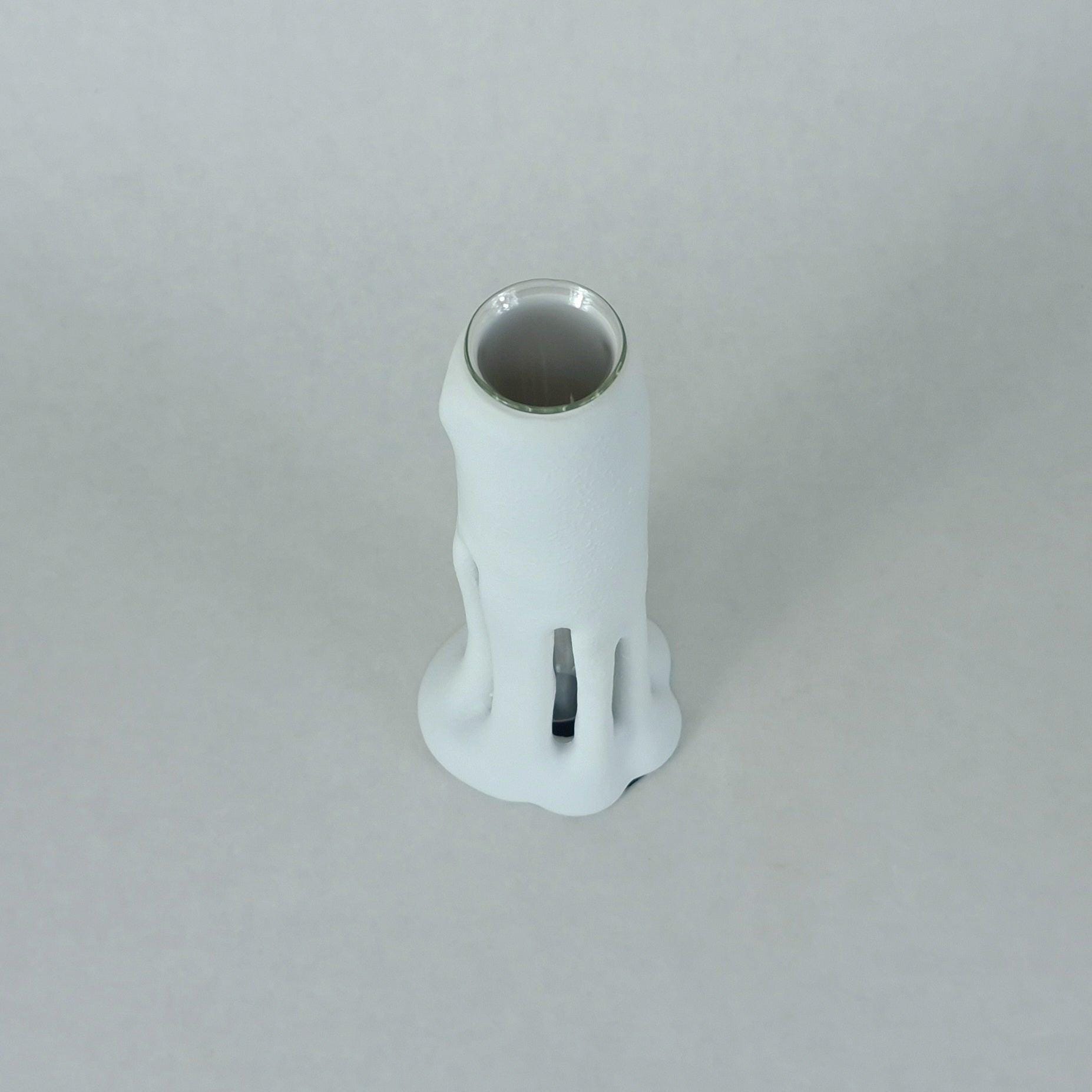 Design Vase „Lique“ – Weiße Resin Vase mit Glaszylinder | Skulpturale Deko Vase Modern