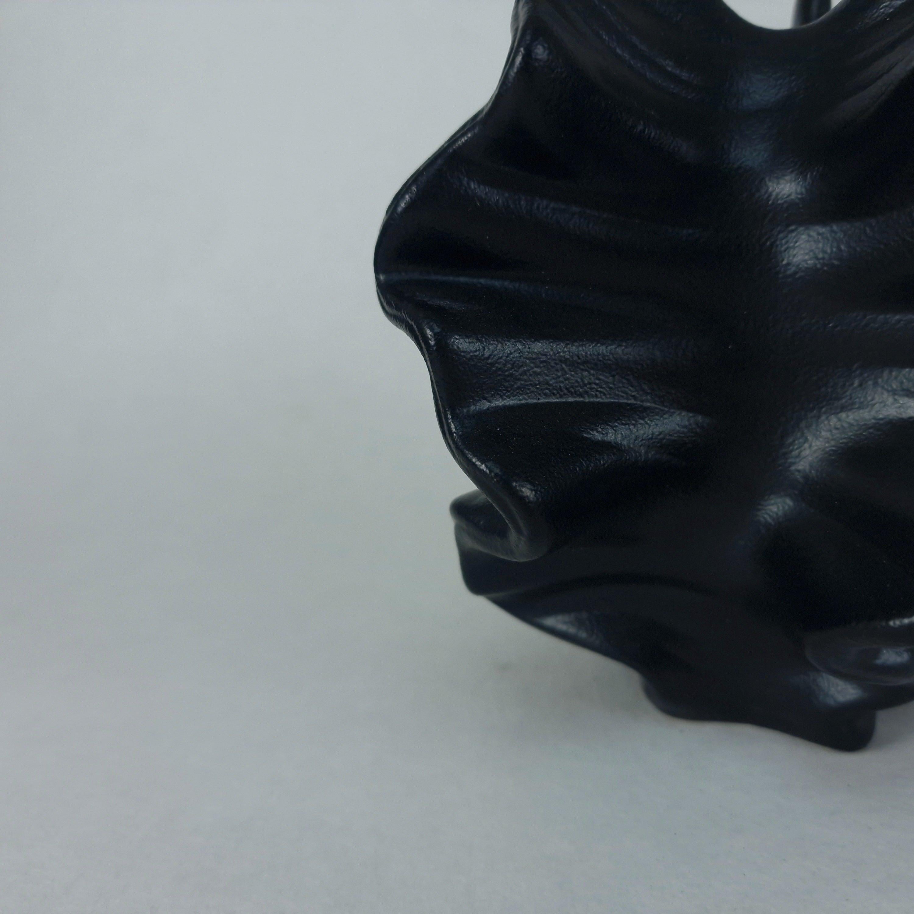 Design Vase „Bloom Black“ – Schwarze Keramikvase Skulptural | Moderne Wohn Deko 17 cm