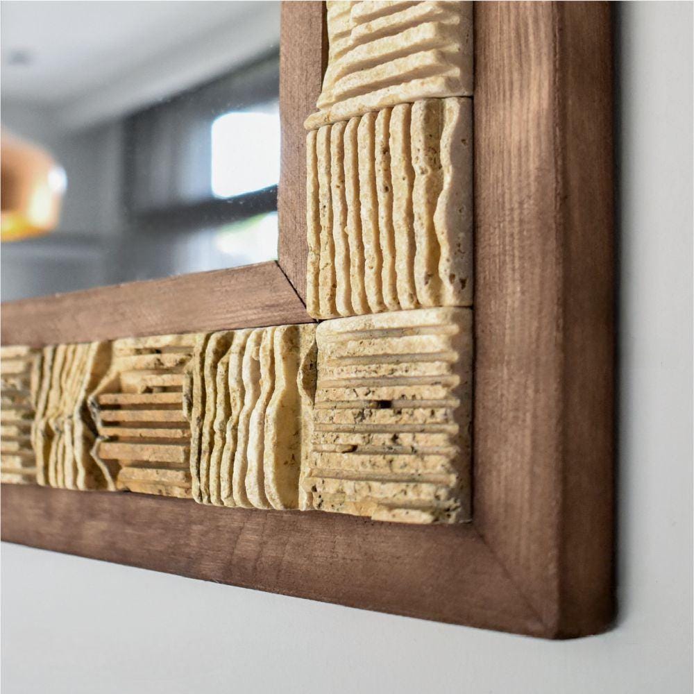 Travertin Wandspiegel „Amber Stone“ – Naturstein & Holz | Quadratischer Design Spiegel 40×40 cm