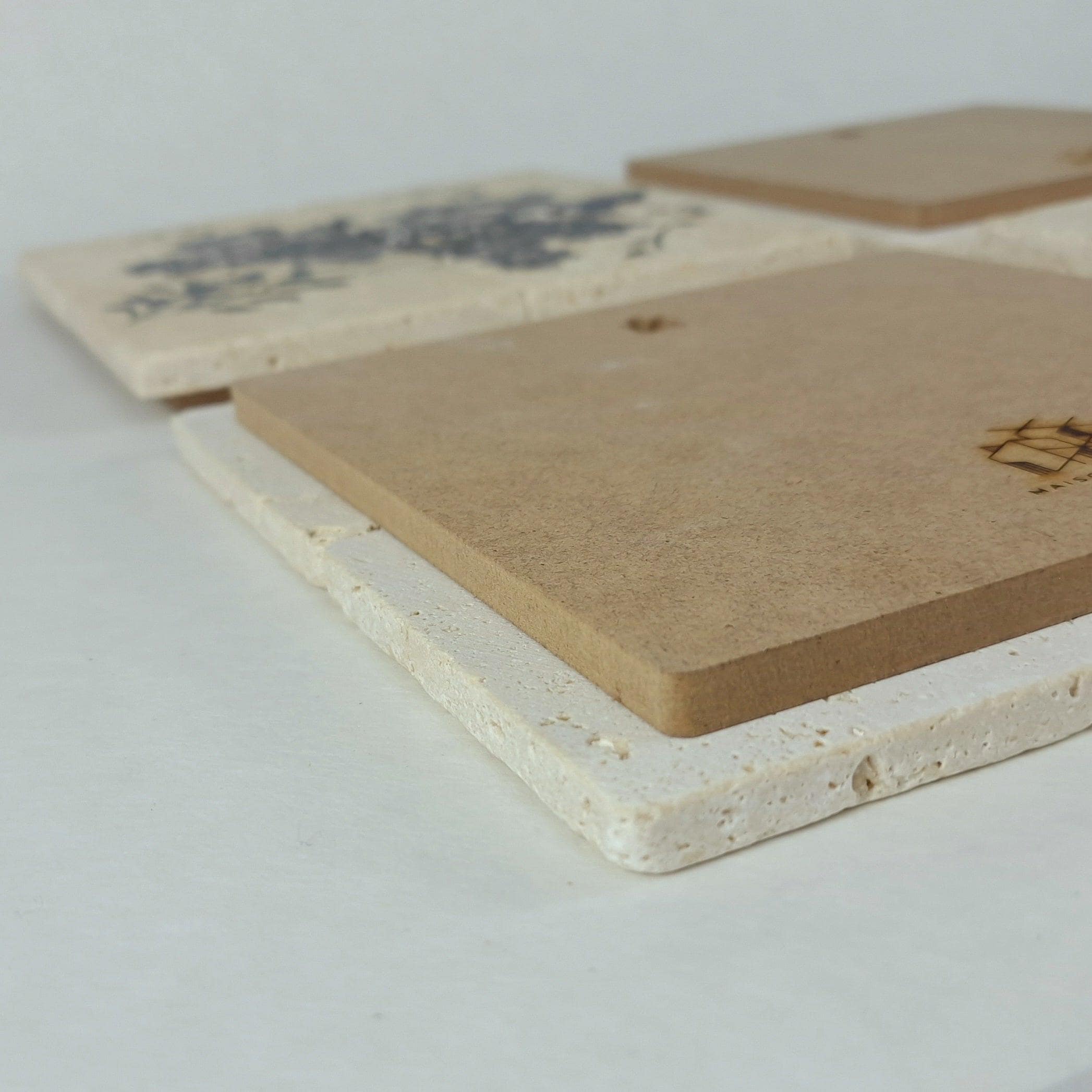 Travertin Wandbilder Set „Floral Travertin“ – 4er Naturstein Wanddeko 20×20 cm | Florale Steinplatten