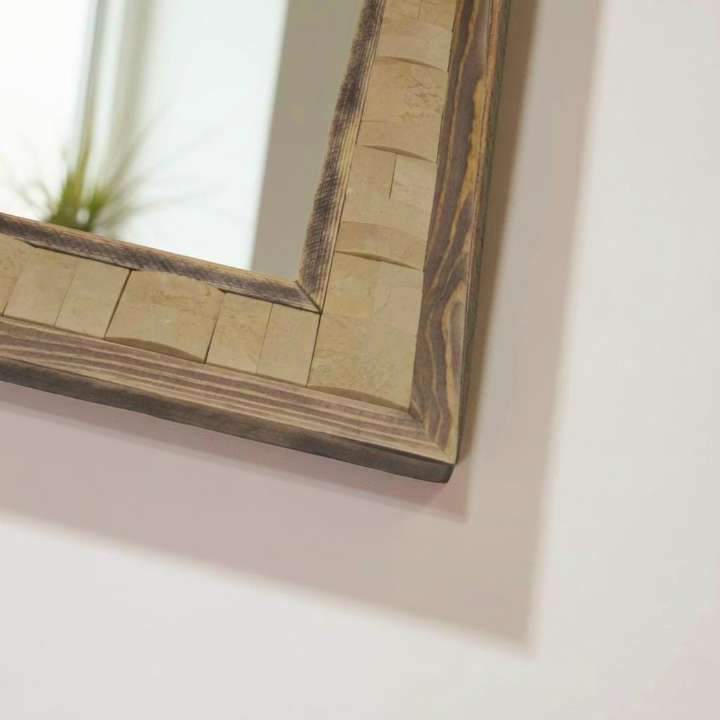 Marmor Wandspiegel „Sahara“ – Naturstein Spiegel Beige & Holz | Moderner Marmorspiegel 50×65 cm