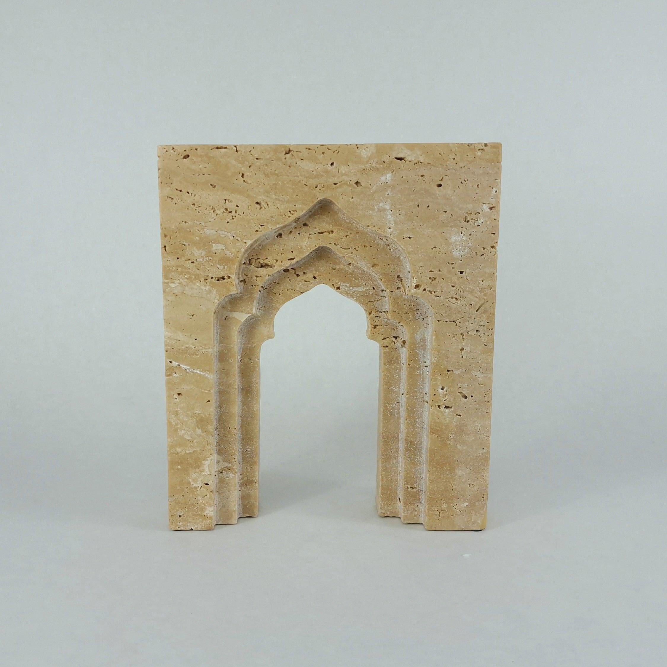 Travertin Skulptur „Jumeirah“ – Torbogen Naturstein Objekt | Architektonische Deko