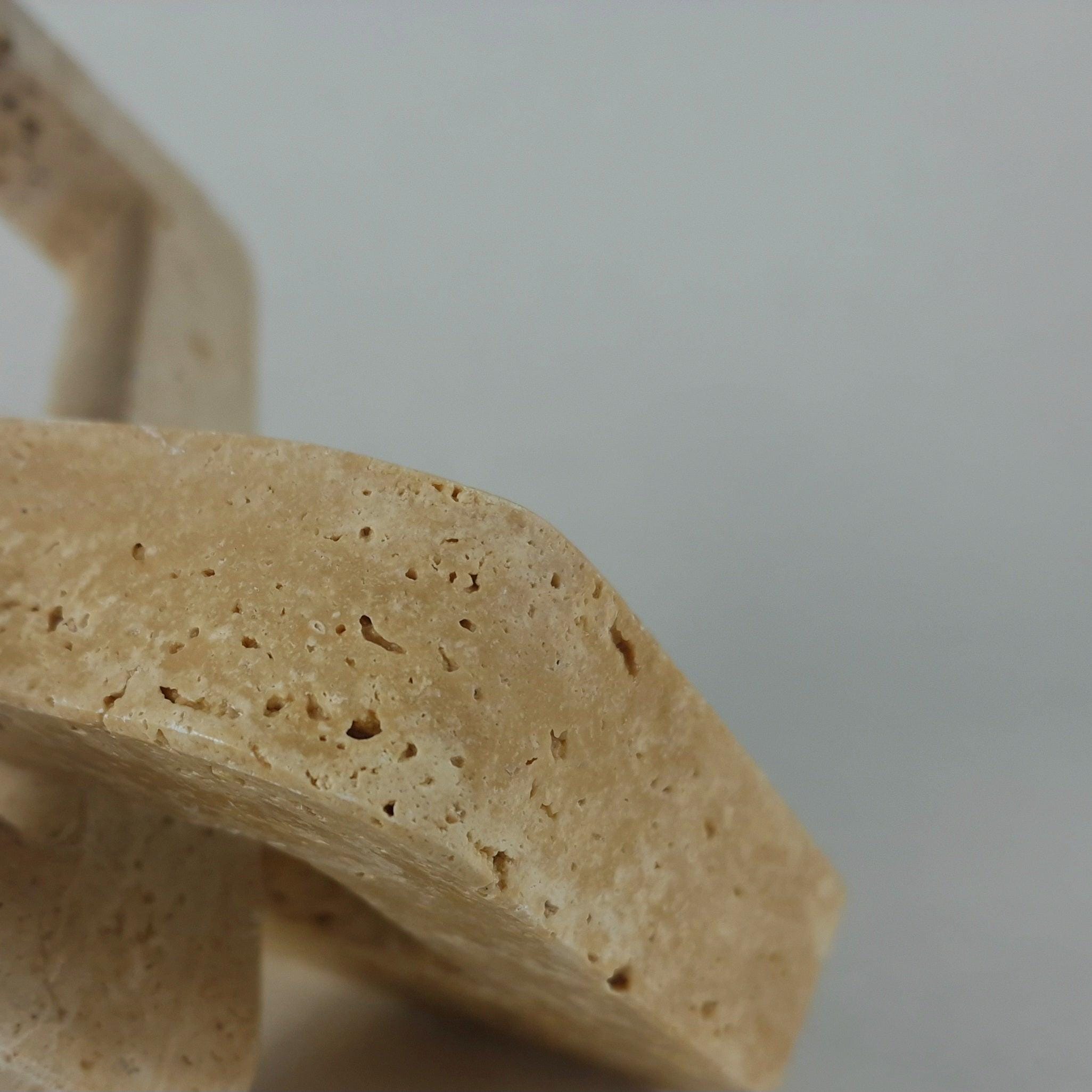 Travertin Skulptur „Link“ – Verschlungene Naturstein Form | Modernes Statement-Piece