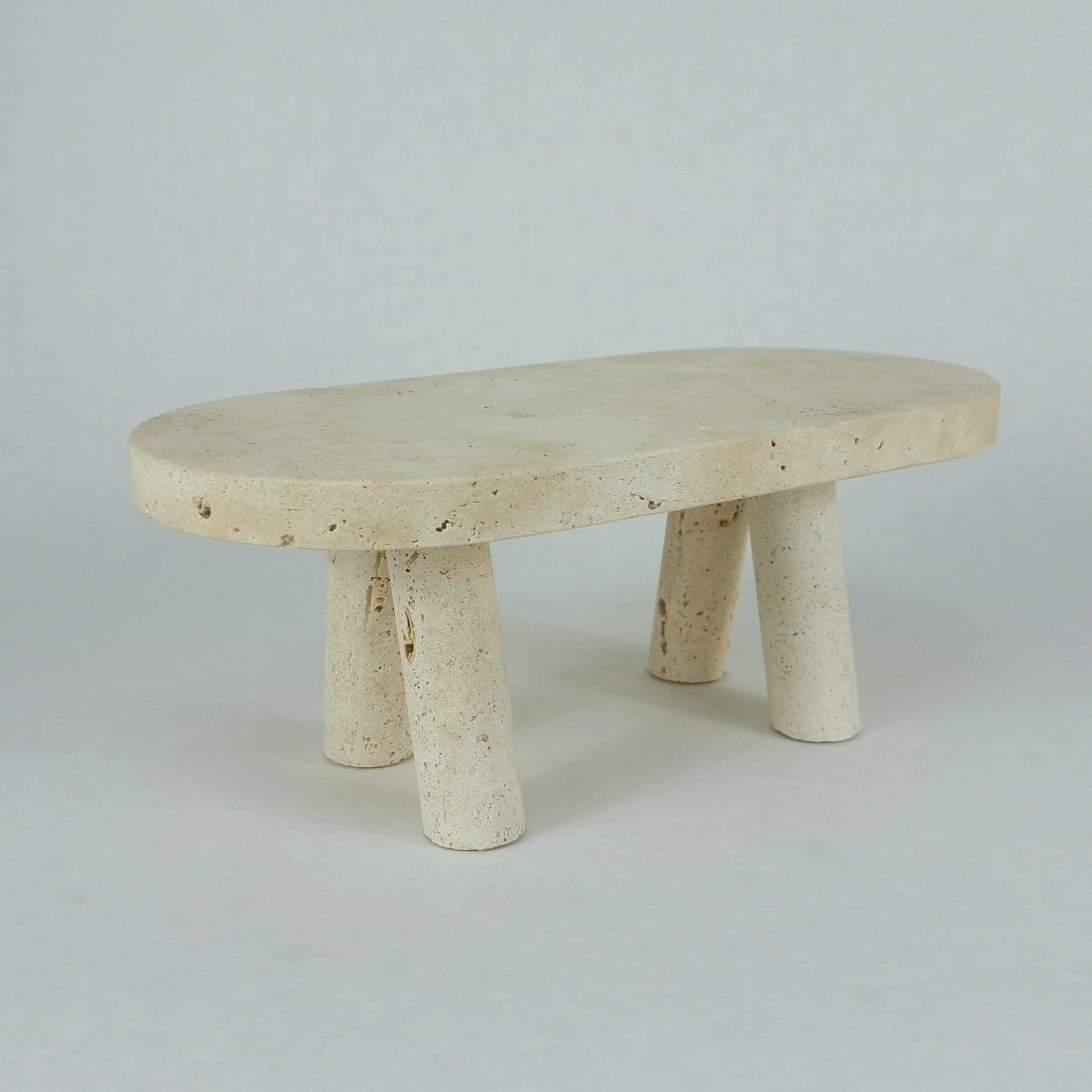 Travertin Podest „Burj“ – Naturstein Display mit 4 Säulen | Dekopodest Beige 30×15 cm