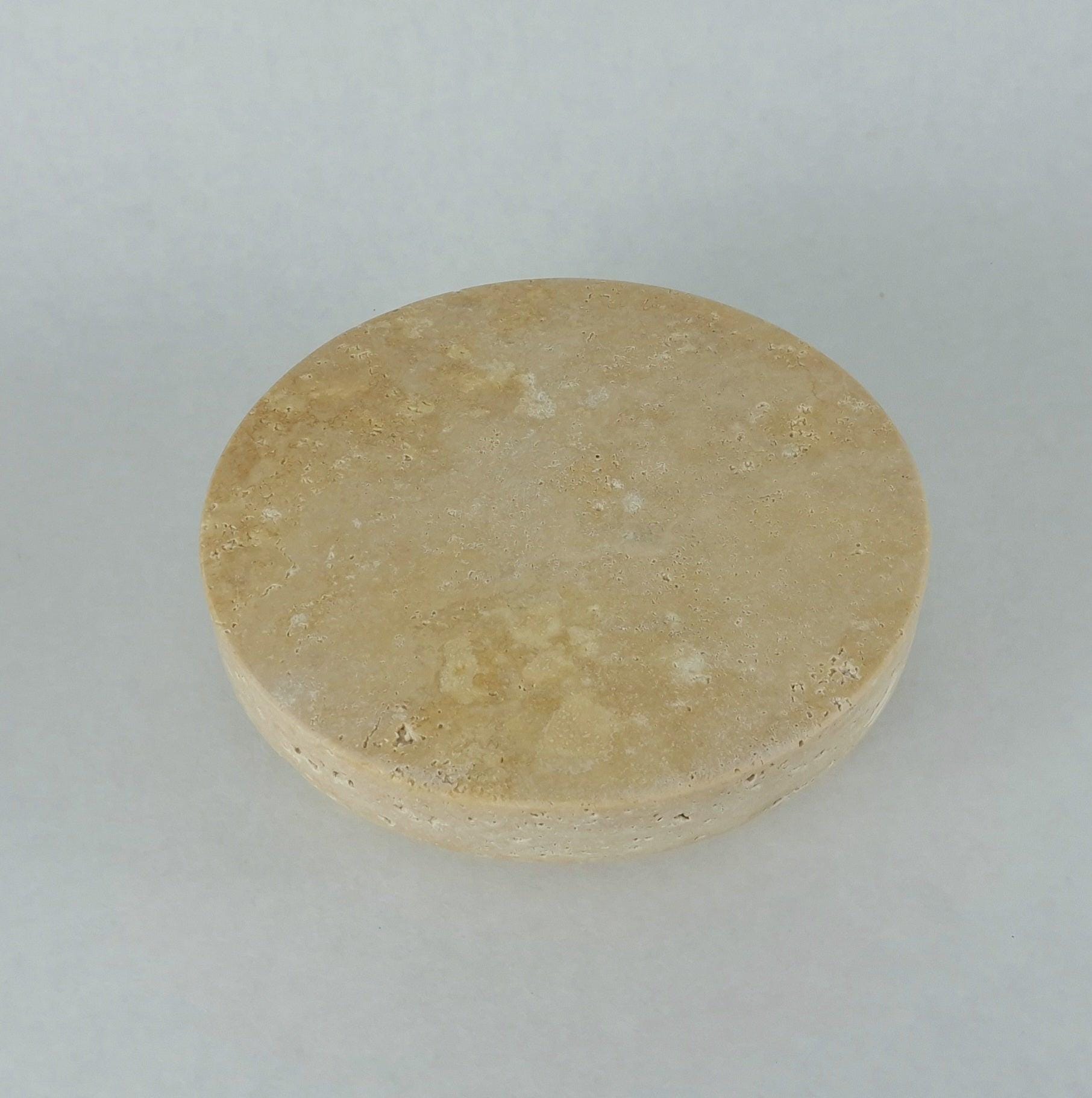 Travertin Podest „Base“ – Rundes Naturstein Podest mit Kugelfüßen | Skulpturales Display Ø23 cm