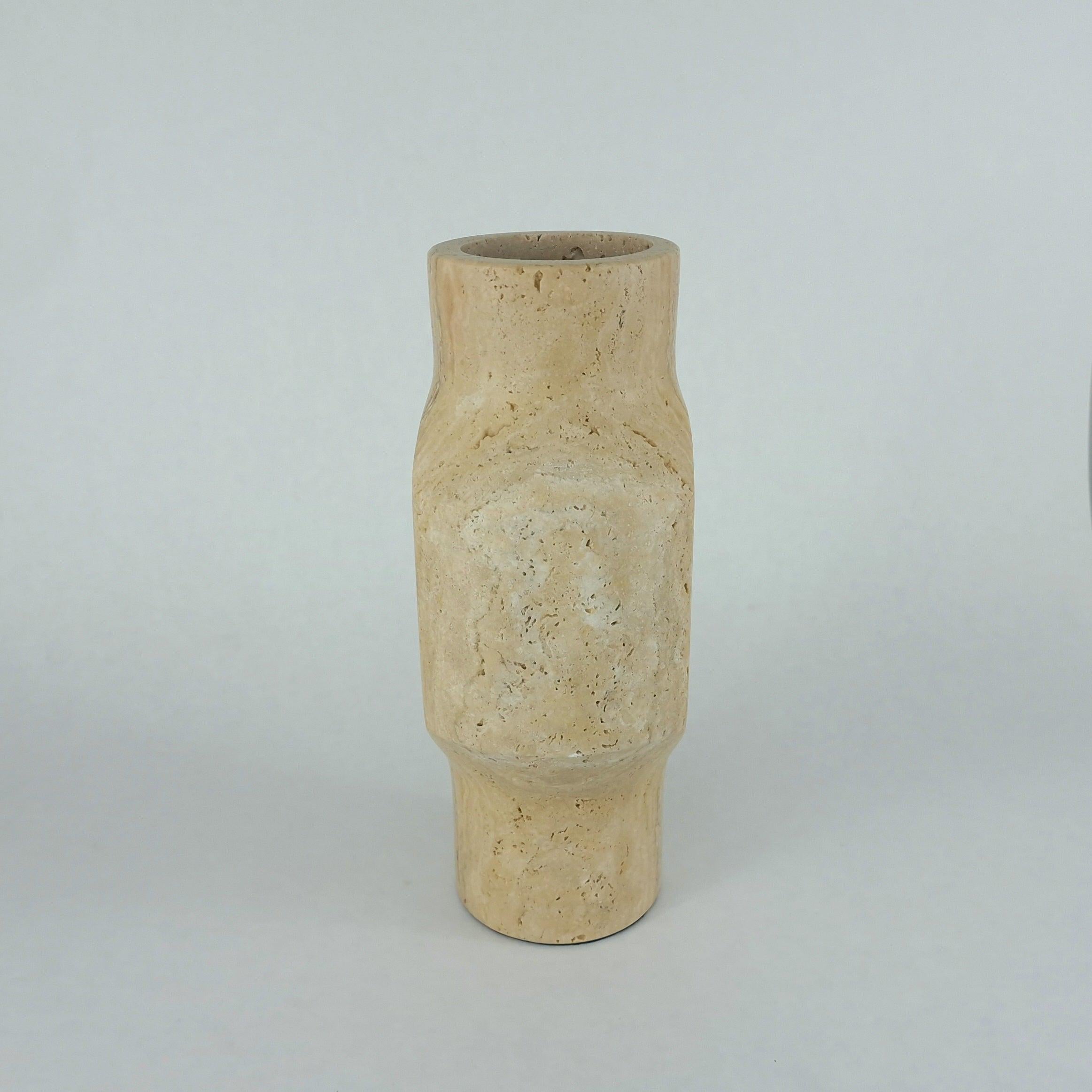 Travertin Vase „Contour“ – Minimalistische Natursteinvase Beige | Skulpturale Vase 30 cm