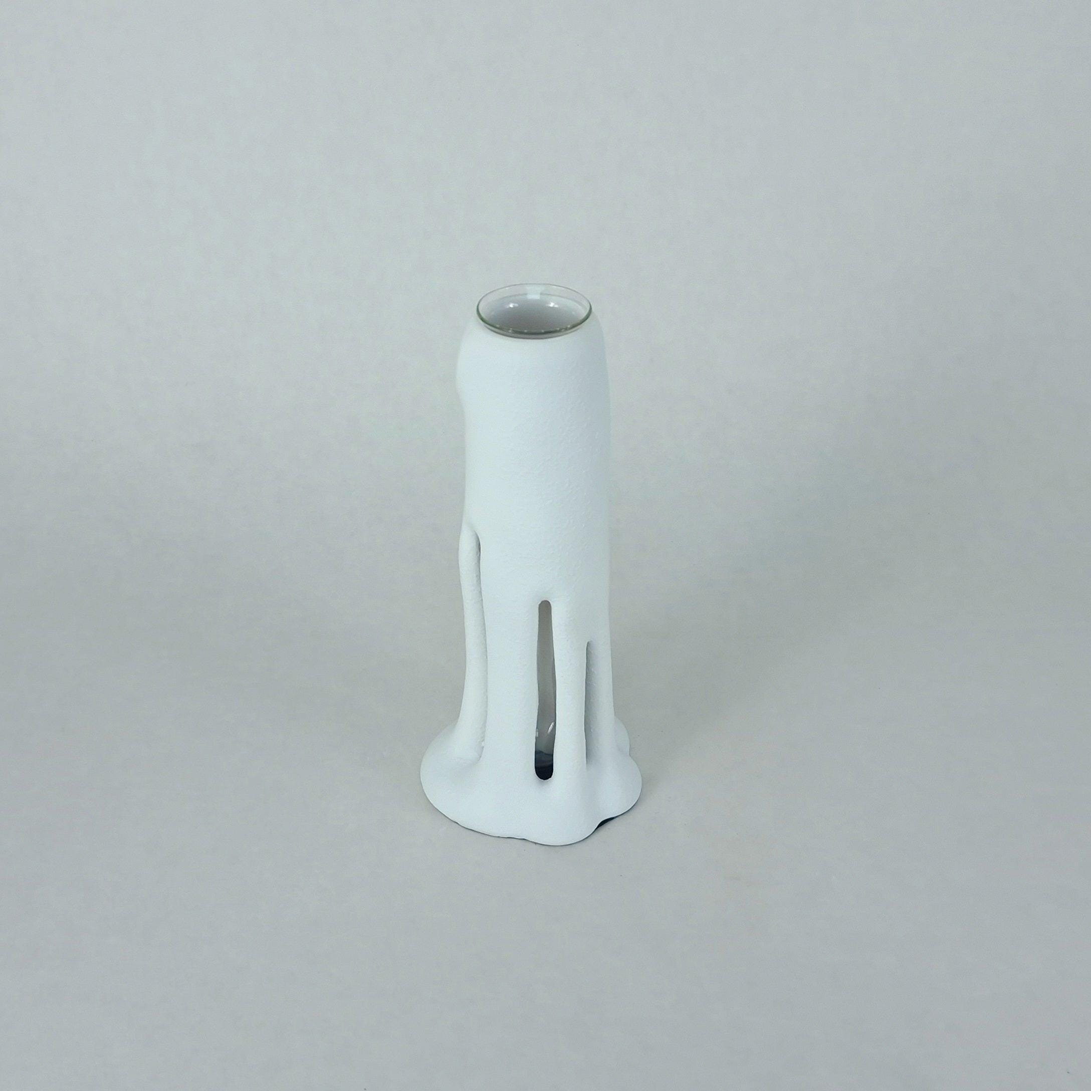 Design Vase „Lique“ – Weiße Resin Vase mit Glaszylinder | Skulpturale Deko Vase Modern