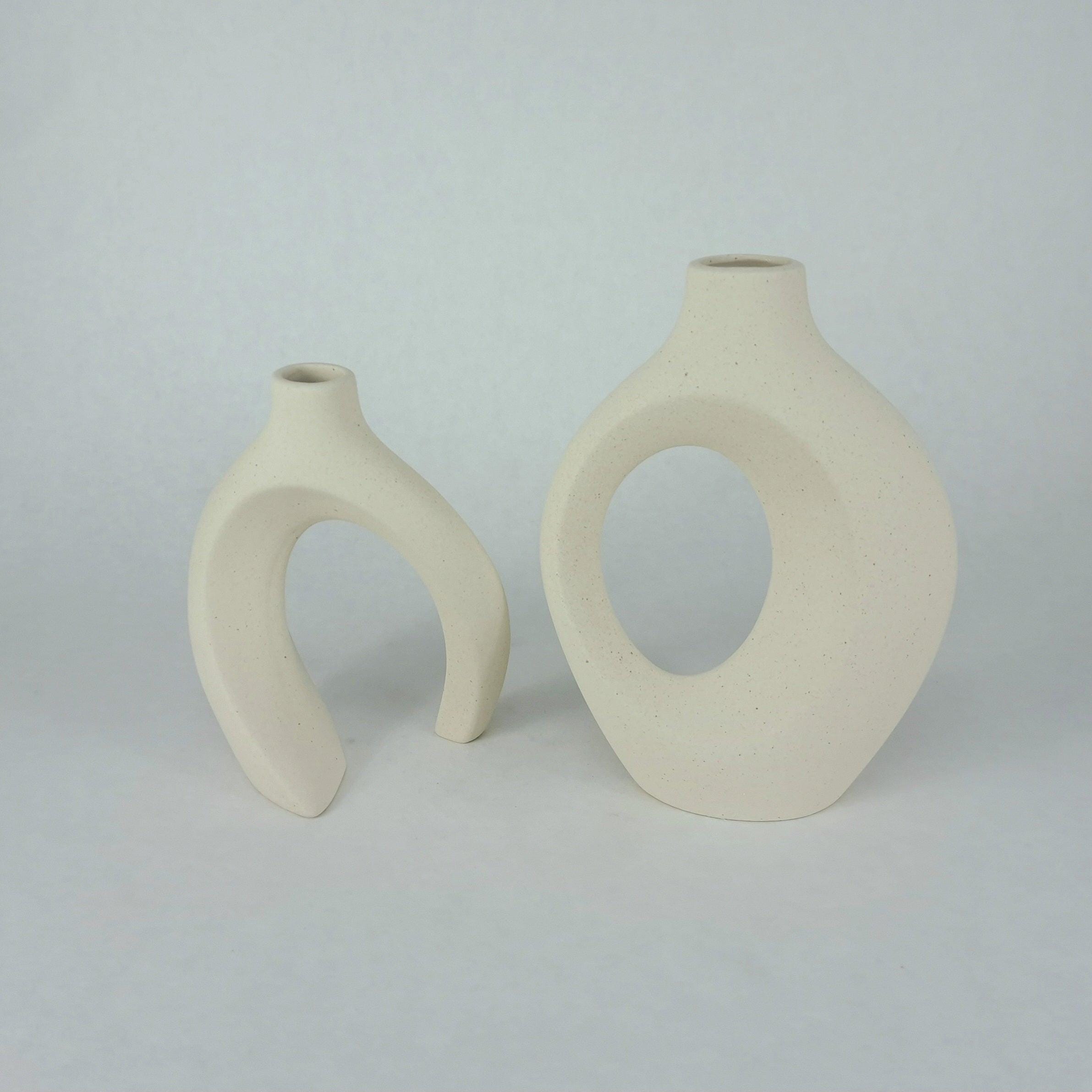 Design Vase „Nahla“ – Skulpturale Keramikvase Sand | Moderne Vase mit Doppelöffnung