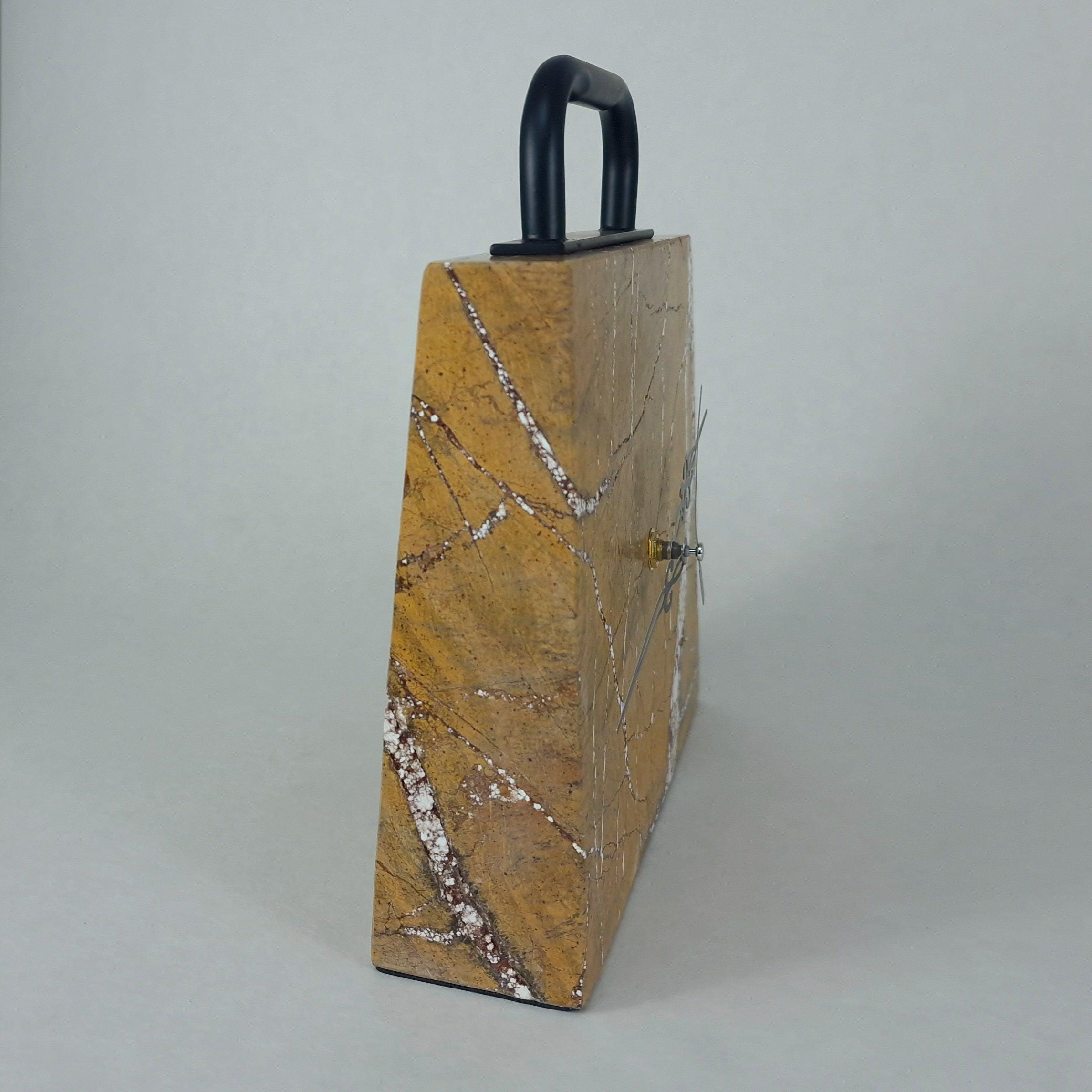 Marmor Tischuhr „Amber Vein“ – Naturstein Uhr Goldbraun | Design Deko Uhr mit weißen Adern