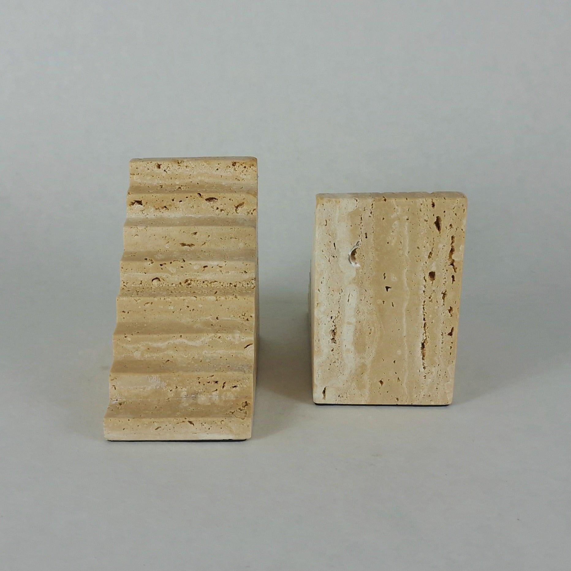 Travertin Buchstützen „Giza“ – 2er Set Stufenform Bookends | Architektonische Naturstein Buchstützen