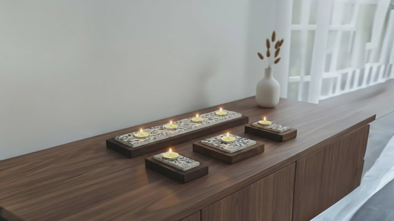 Video laden: Travertin Teelichthalter Set „Floral Mosaic“ mit Holzablage