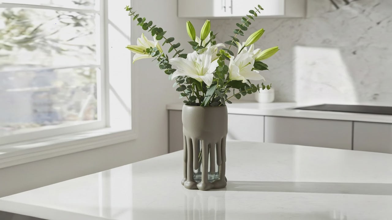 Video laden: Designer Vase „Drip“ aus Resin